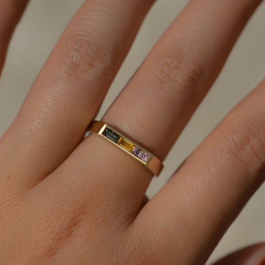 03: Bar Signet, multicolored sapphire