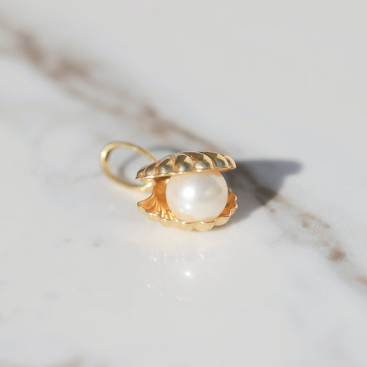 Vintage Clam with Pearl Charm 18k