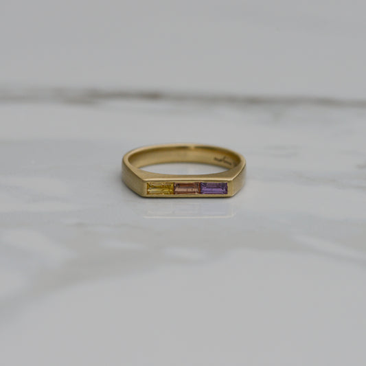 03: Bar Signet, multicolored sapphire