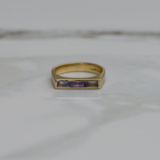 03: Bar Signet, multicolored sapphire