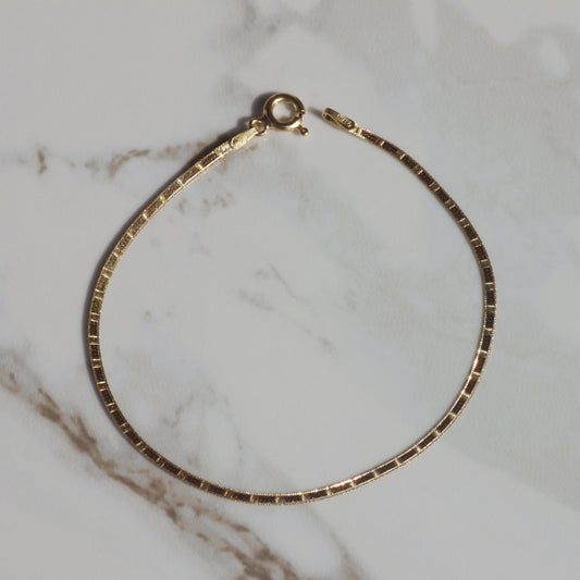 Vintage 18k Gold Dainty Patterned Herringbone Bracelet