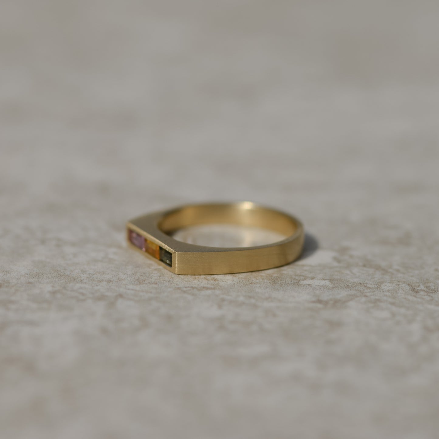 03: Bar Signet, multicolored sapphire