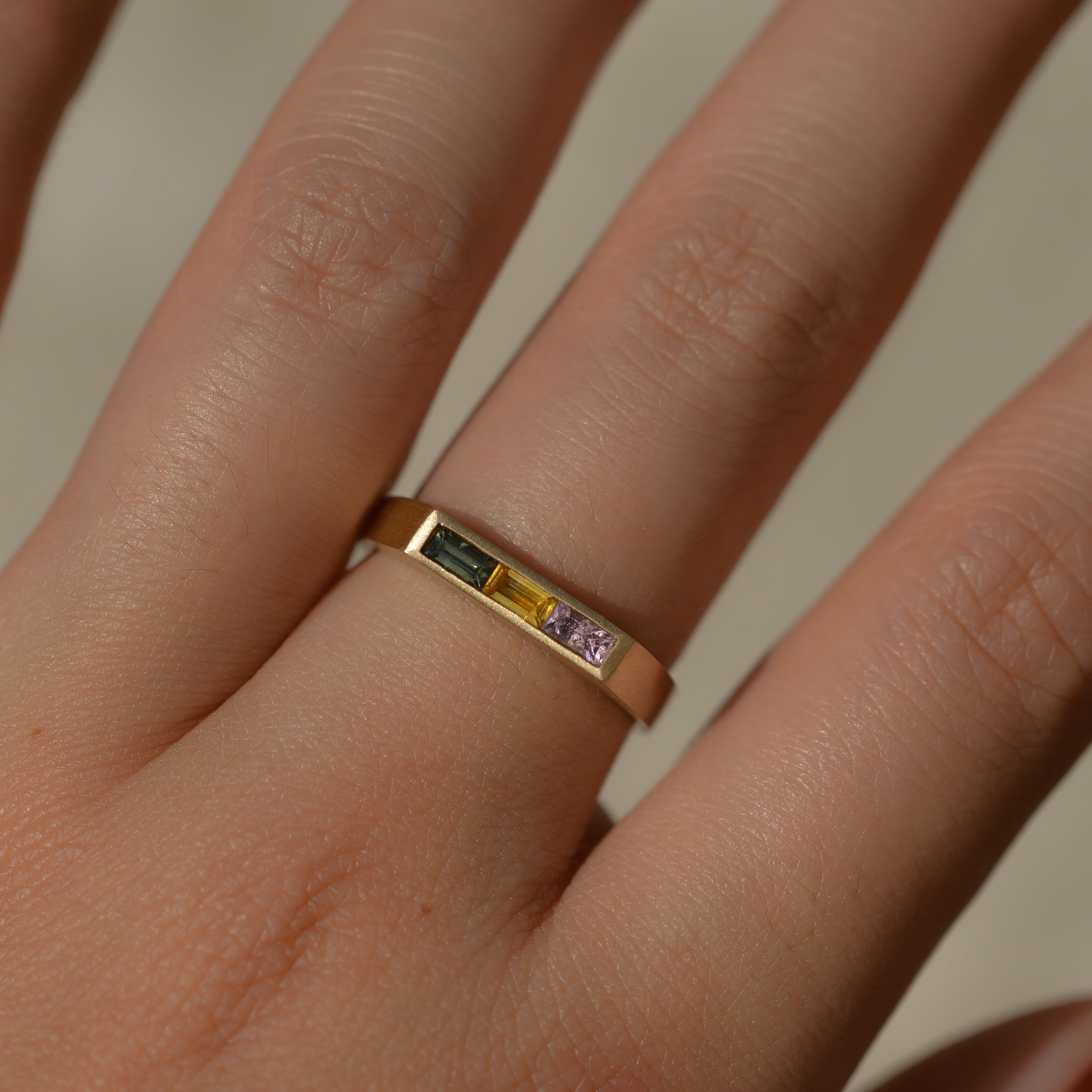 Bar Signet, multicolored sapphire