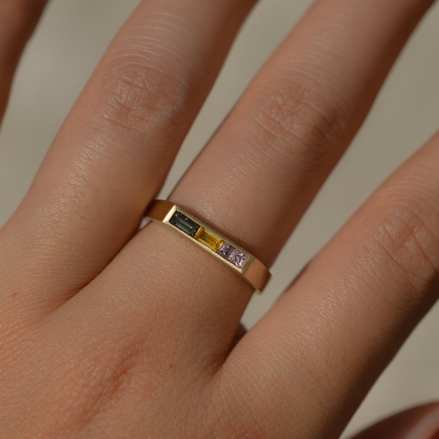 03: Bar Signet, multicolored sapphire