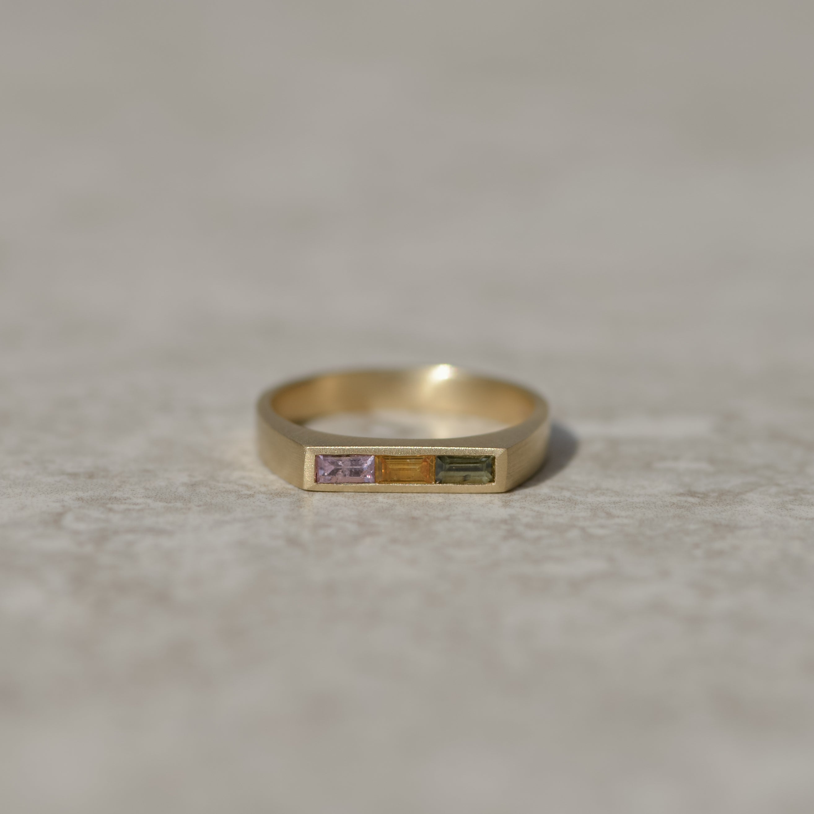 Bar Signet, multicolored sapphire