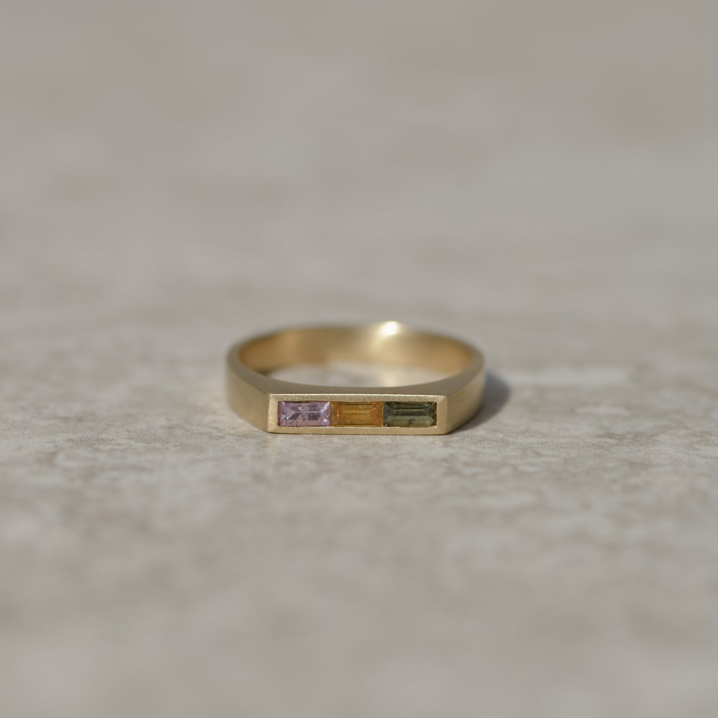 03: Bar Signet, multicolored sapphire