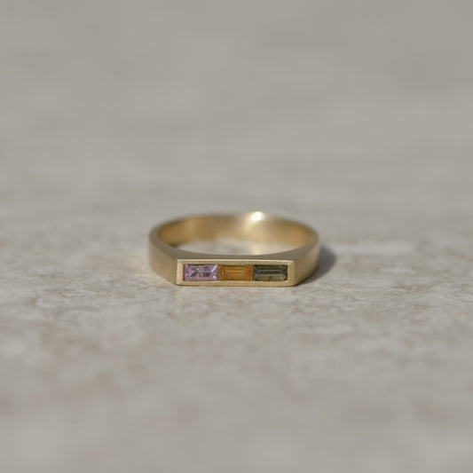 03: Bar Signet, multicolored sapphire