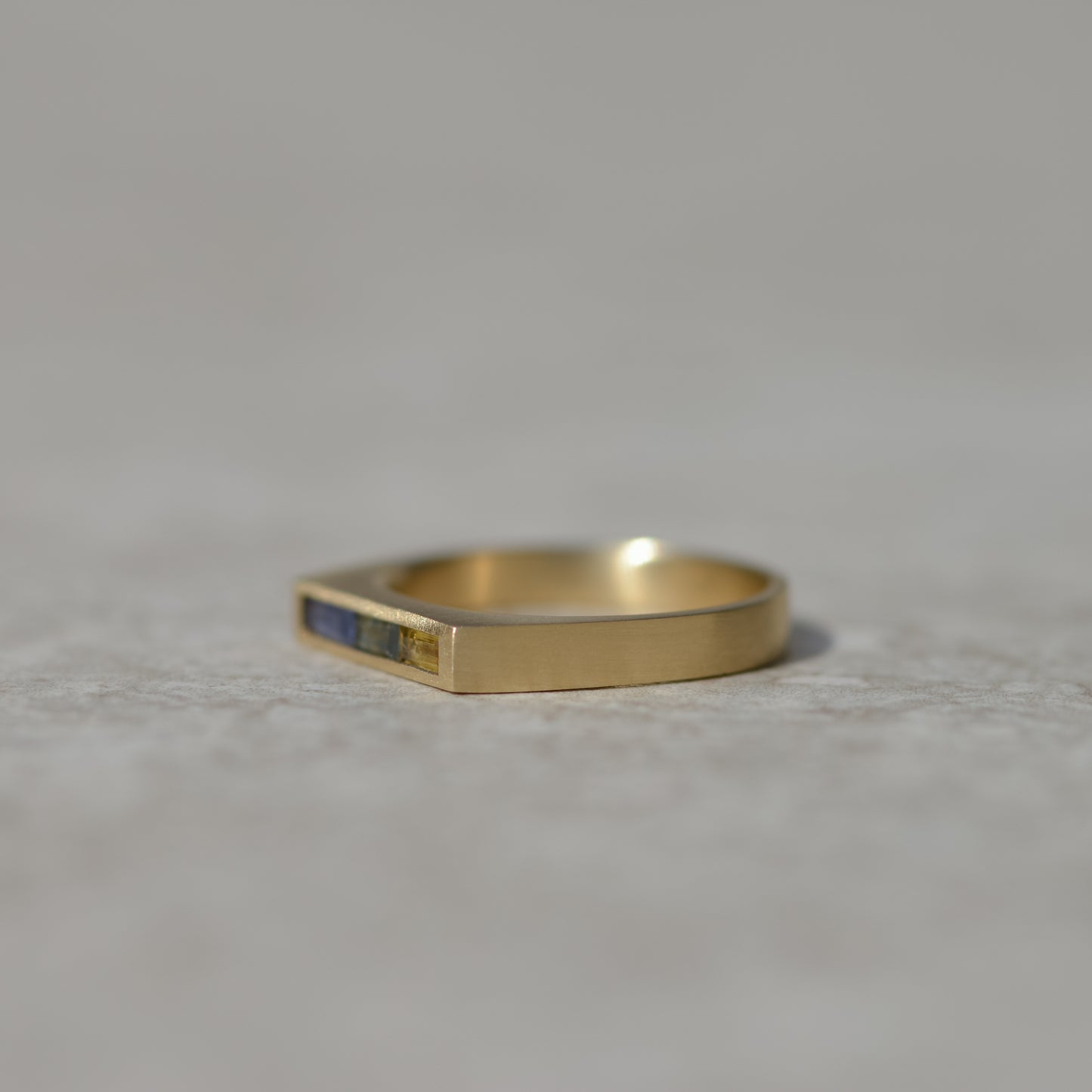 03: Bar Signet, multicolored sapphire