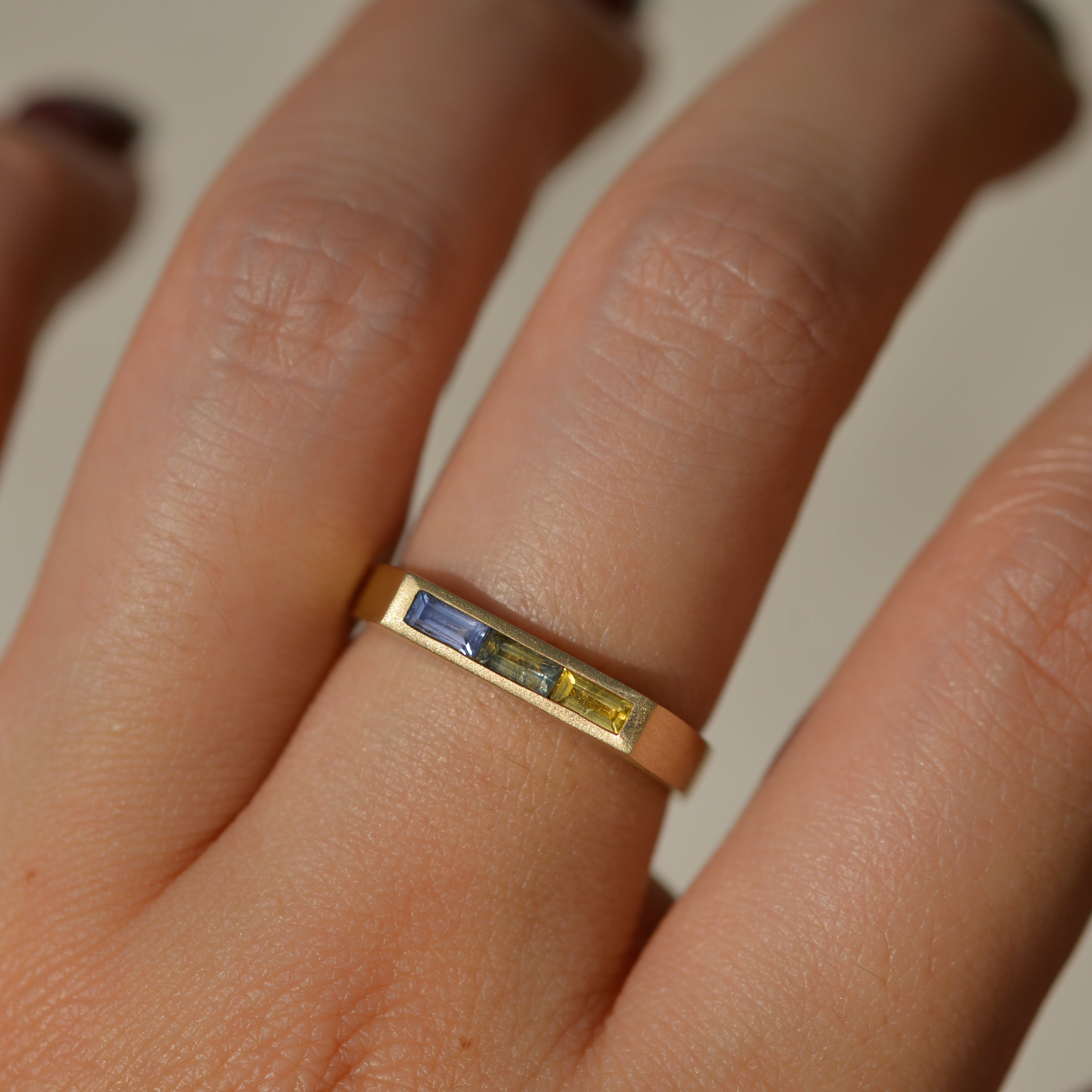 Bar Signet, multicolored sapphire