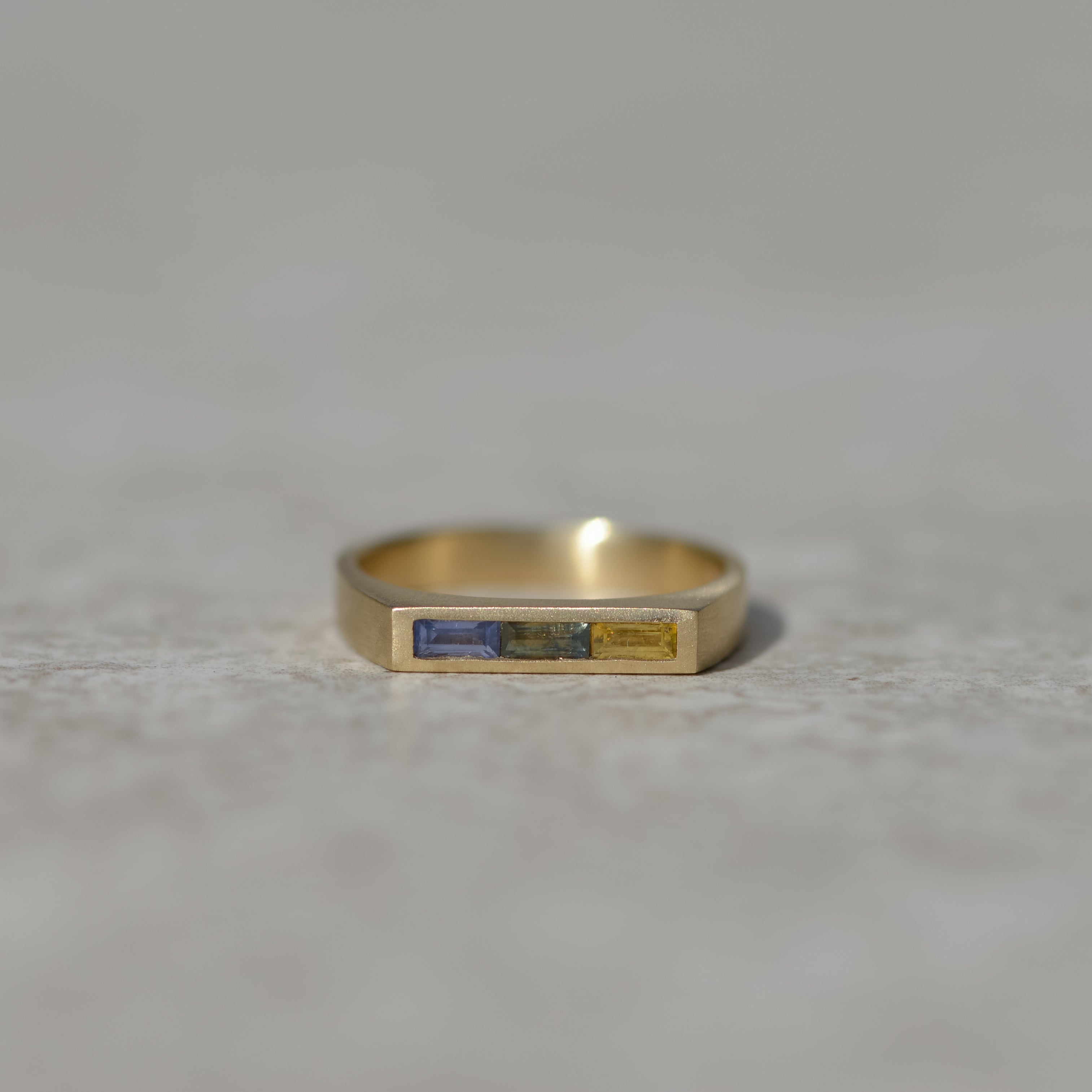 Bar Signet, multicolored sapphire