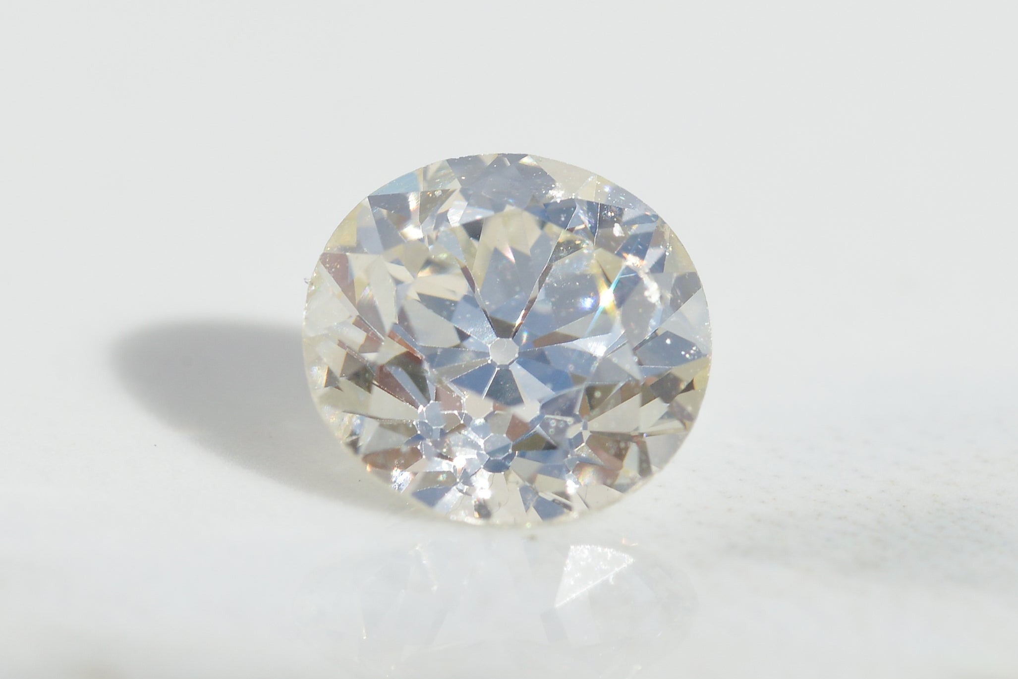 Round diamond on a light gray background