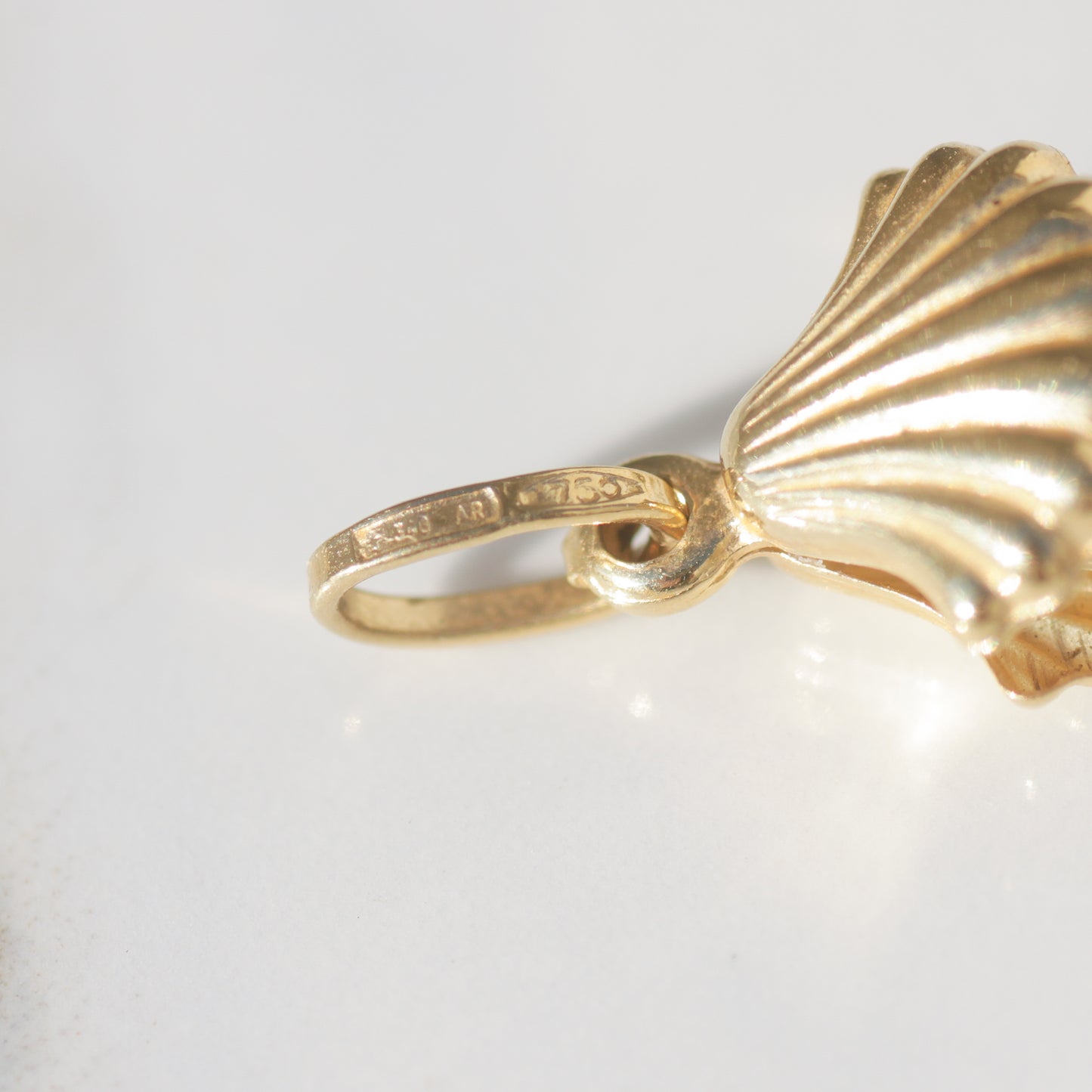 Vintage Clam with Pearl Charm 18k