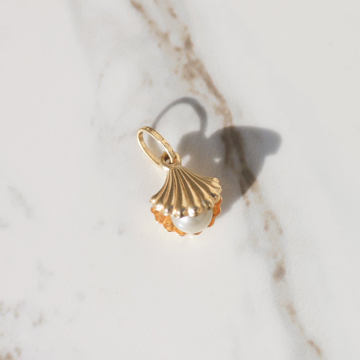 Vintage Clam with Pearl Charm 18k