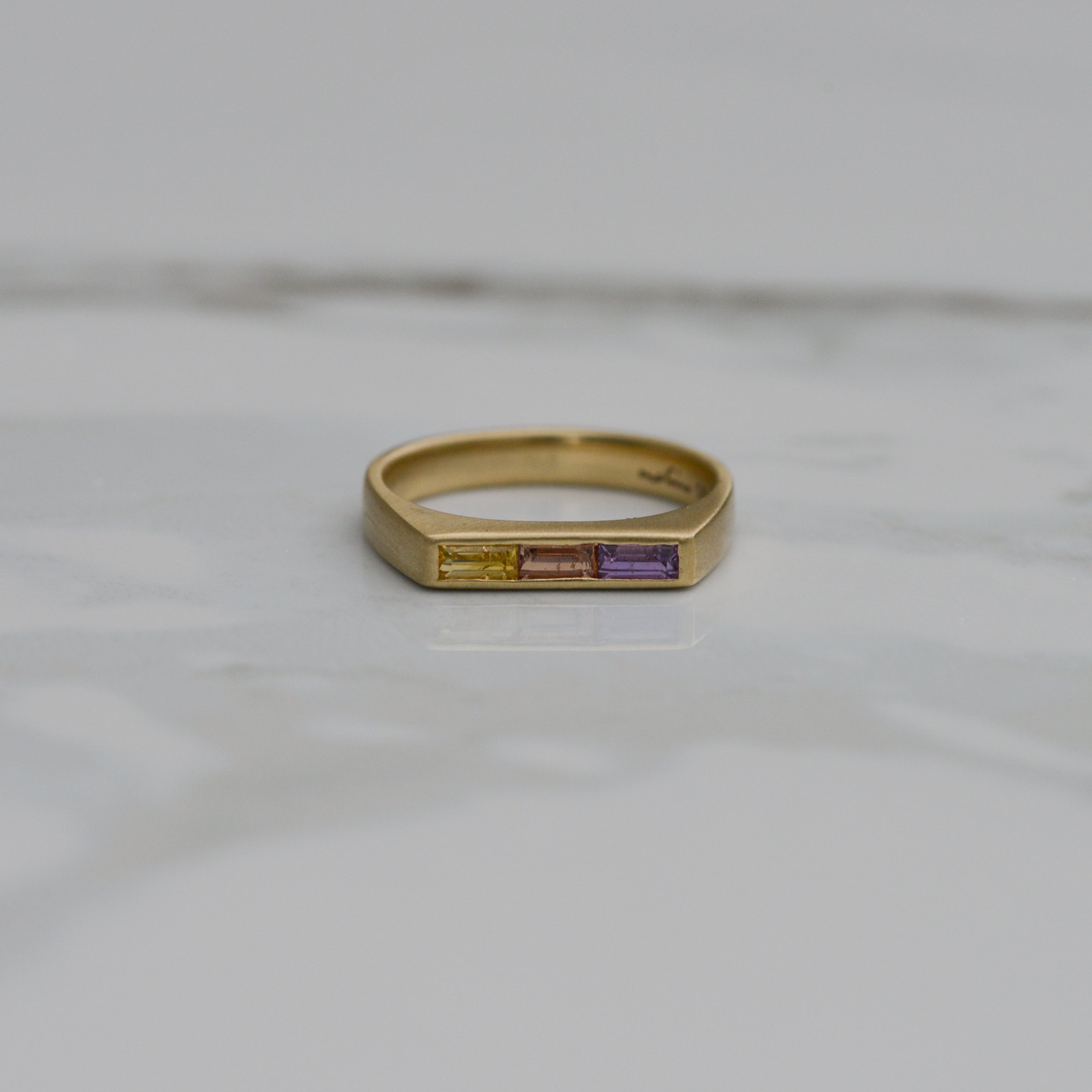 Bar Signet, multicolored sapphire