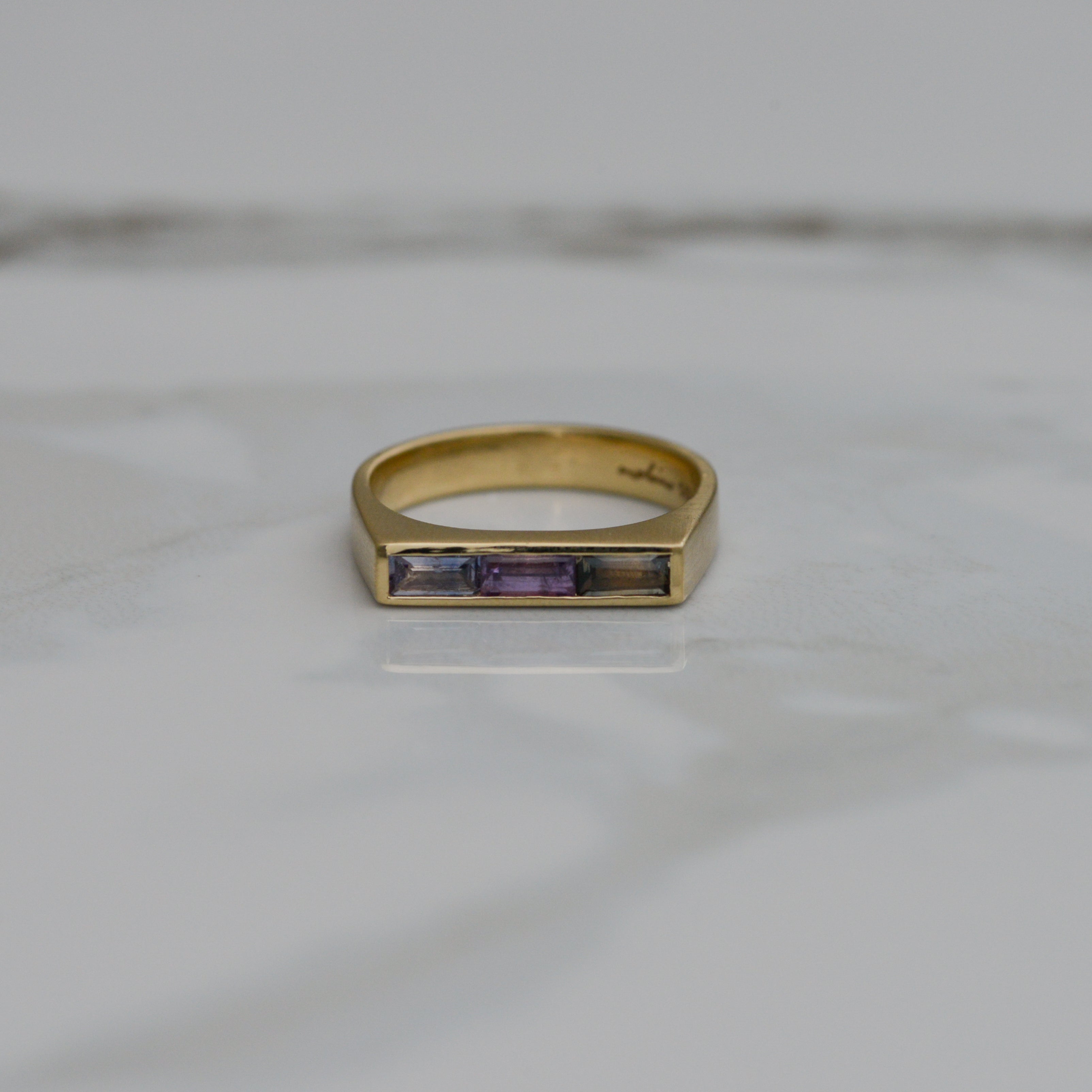 Bar Signet, multicolored sapphire